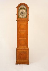 ساعة Longcase التي صممها Peter Waals (1870-1937) ، مع لوحات من قبل نورمان جوسون (1884-1975) ، حركة الساعة بواسطة WE Evans ، برمنغهام ، 1931 (بلوط ، نحاس ومينا)